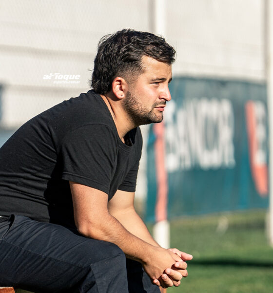 Con 26 años, el entrenador debutó con una contundente victoria en la Liga Regional de Río Cuarto y se consolida como una de las jóvenes promesas.