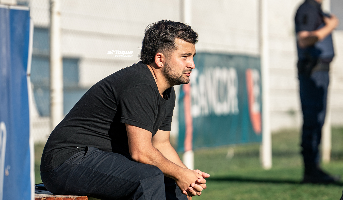 Con 26 años, el entrenador debutó con una contundente victoria en la Liga Regional de Río Cuarto y se consolida como una de las jóvenes promesas.