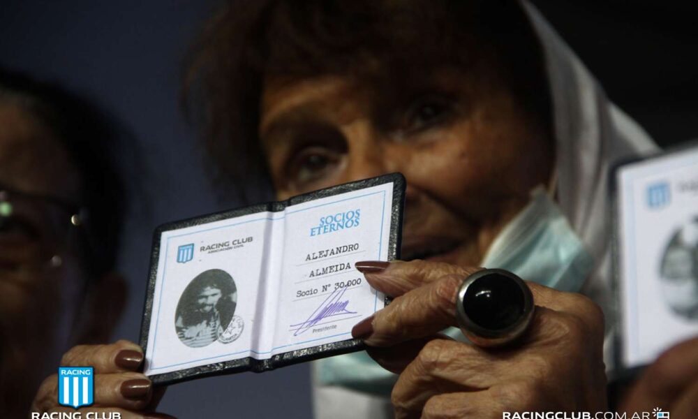 Taty Almeida, Madre de Plaza de Mayo, madre de madres, madre de Alejandro, de Fabiana y de Jorge, madre de luchas que jamás se agotan.