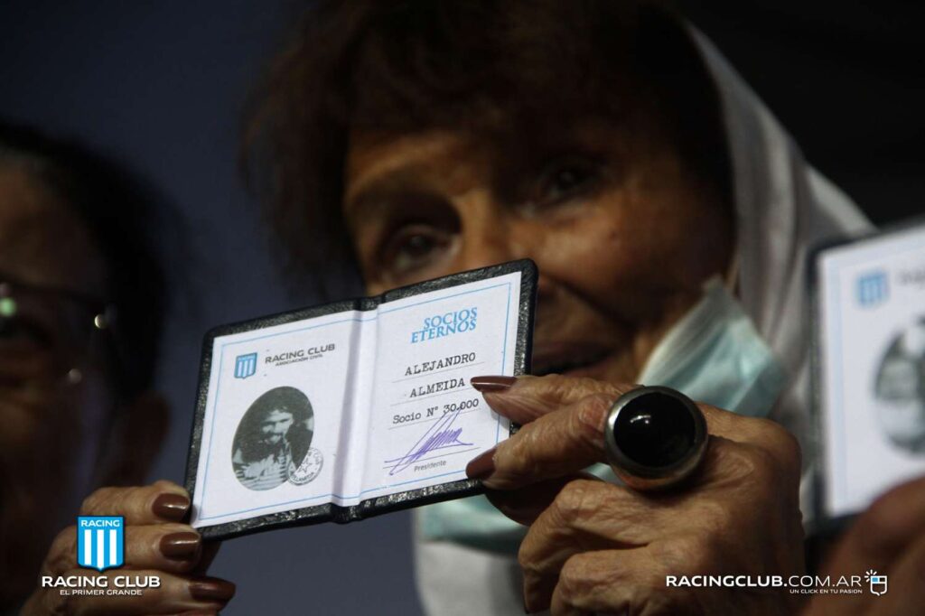 Taty Almeida, Madre de Plaza de Mayo, madre de madres, madre de Alejandro, de Fabiana y de Jorge, madre de luchas que jamás se agotan.