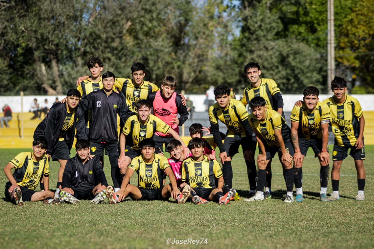 Acción Juvenil no afloja: goleó, sigue invicto y mira a todos desde arriba.
