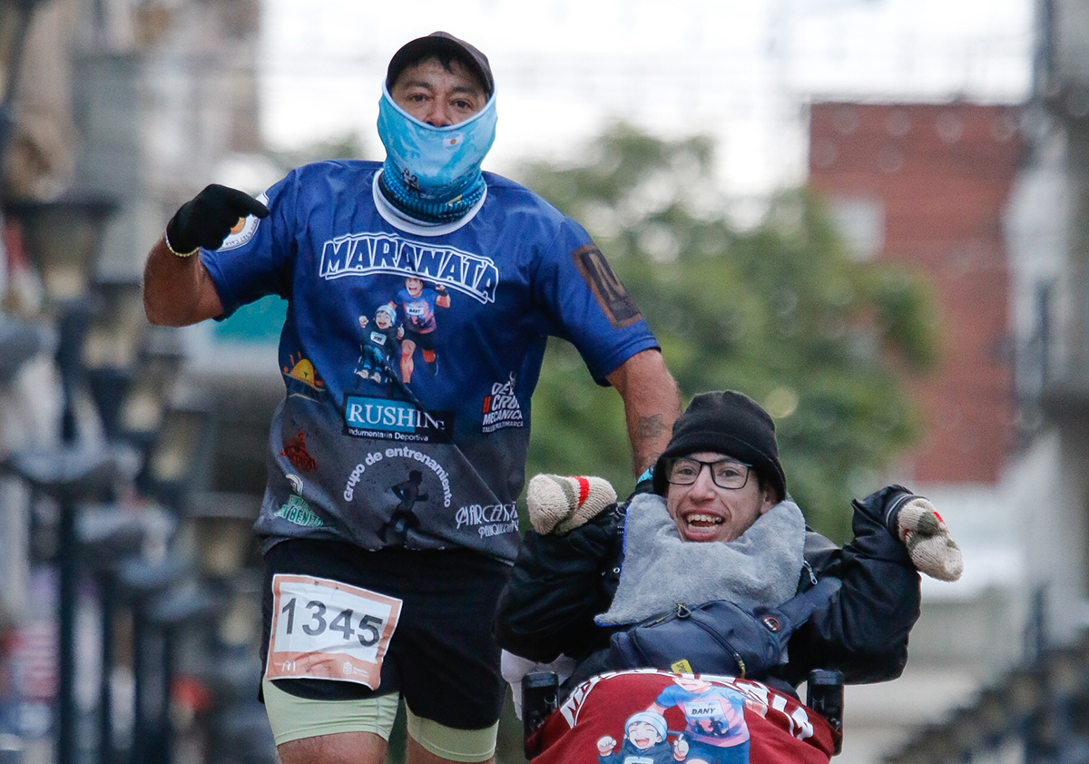 Padre e hijo llegaron desde Villa Mercedes para participar de la Maratón Deportes Río Cuarto y conmovieron a todos.