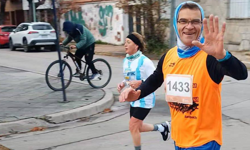 Entre la fe y el atletismo: el sacerdote que sigue corriendo desafíos.