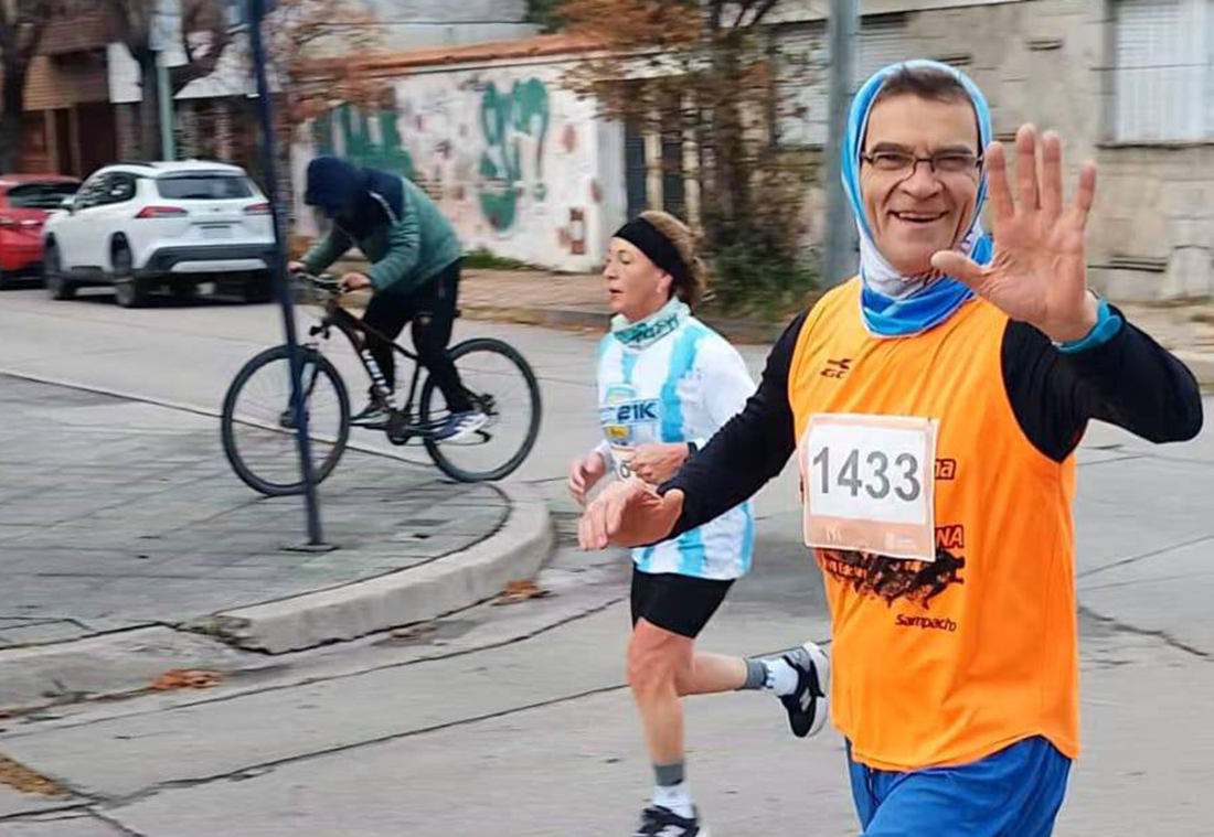 Entre la fe y el atletismo: el sacerdote que sigue corriendo desafíos.