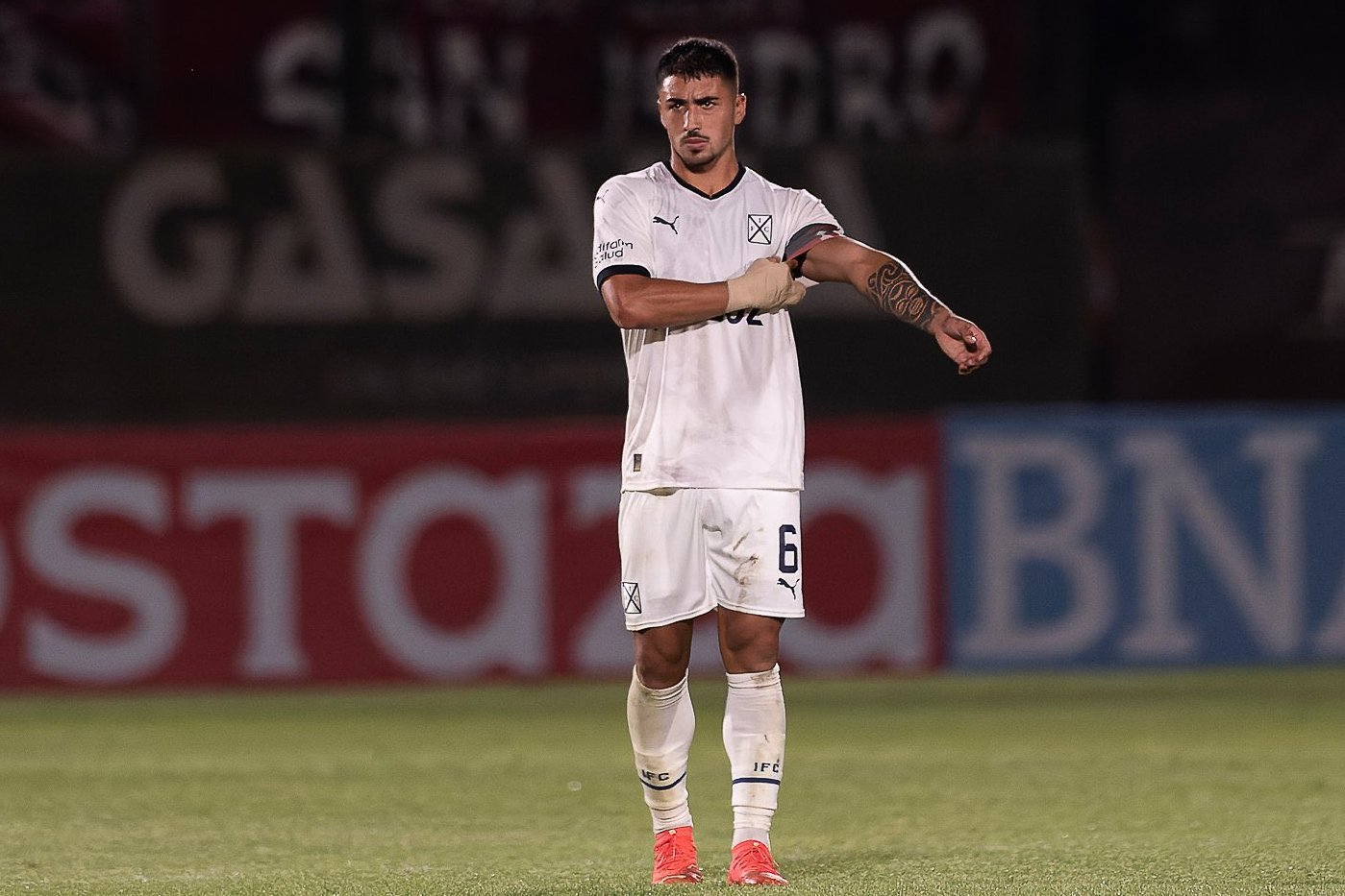 Nuevo refuerzo de Estudiantes. Agustín Quiroga, defensor central de 24 años surgido de las divisiones inferiores de Independiente de Avellaneda.
