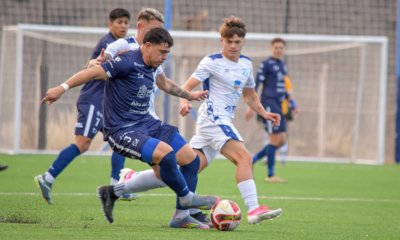 Atenas volvió al triunfo, recuperó la punta y sueña en grande.