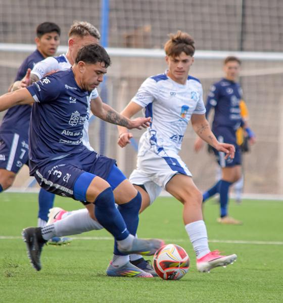 Atenas volvió al triunfo, recuperó la punta y sueña en grande.