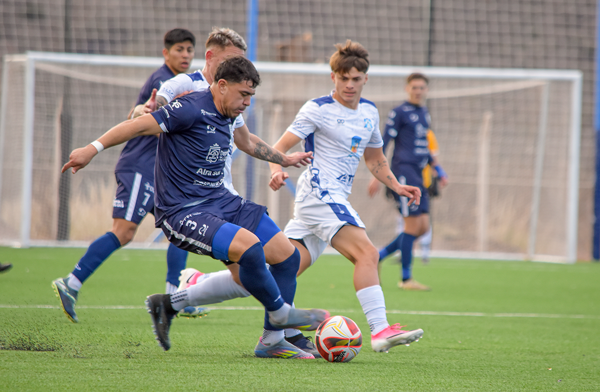 Atenas volvió al triunfo, recuperó la punta y sueña en grande.