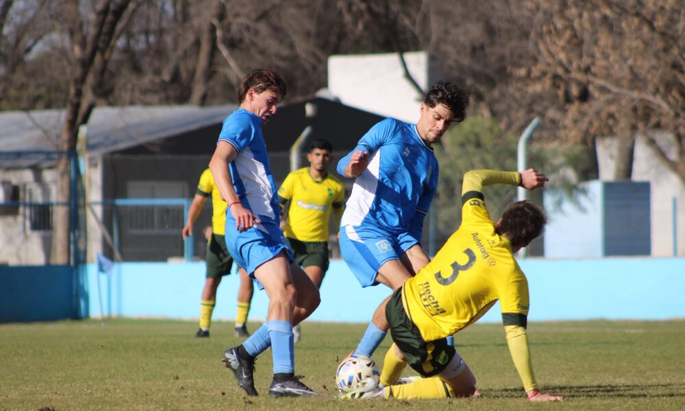 Estudiantes sumó un punto en Rosario y sigue invicto en el Torneo Proyección.