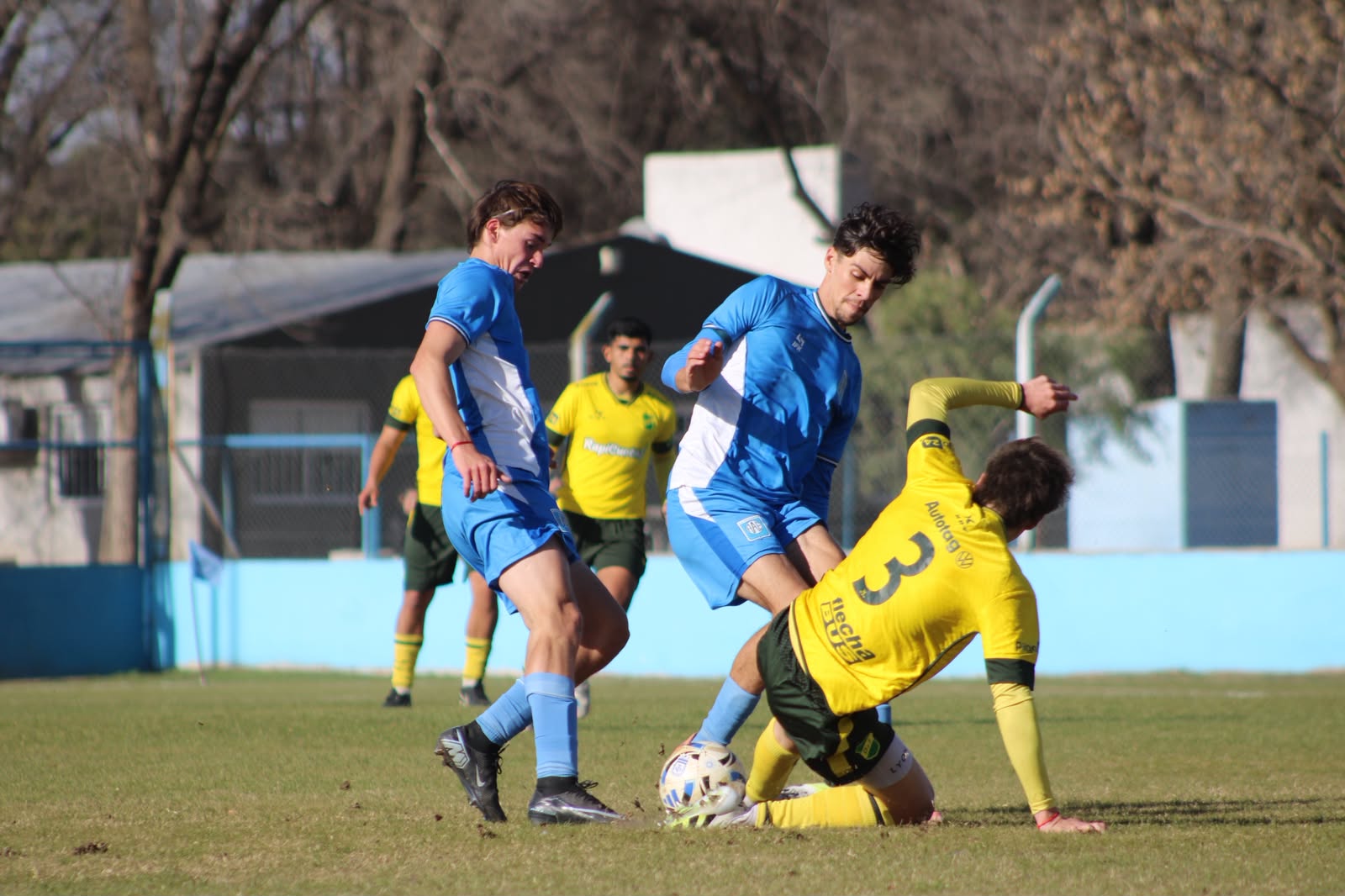 Estudiantes sumó un punto en Rosario y sigue invicto en el Torneo Proyección.