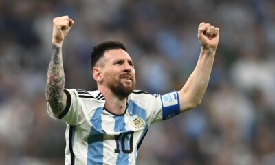 Lionel Messi con la camiseta de la selección argentina y el brazalete de capitán, celebrando un momento importante en el campo de fútbol