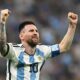 Lionel Messi con la camiseta de la selección argentina y el brazalete de capitán, celebrando un momento importante en el campo de fútbol