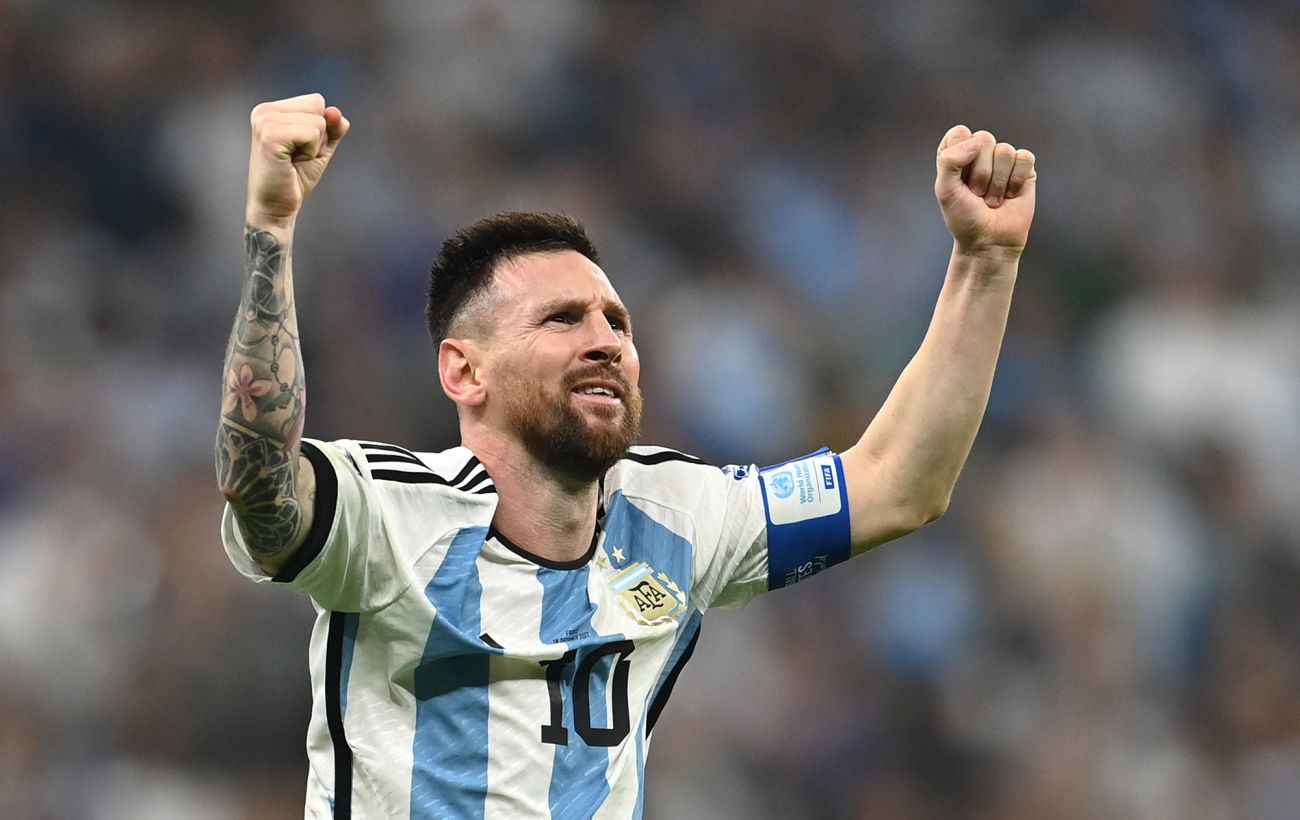Lionel Messi con la camiseta de la selección argentina y el brazalete de capitán, celebrando un momento importante en el campo de fútbol