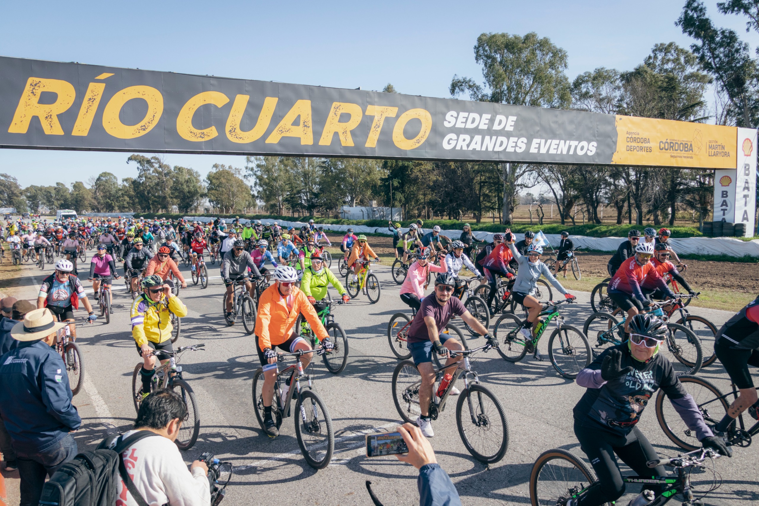 Más de 300 personas participaron de la bicicleteada que inauguró el programa Ciclismo Seguro en el Autódromo