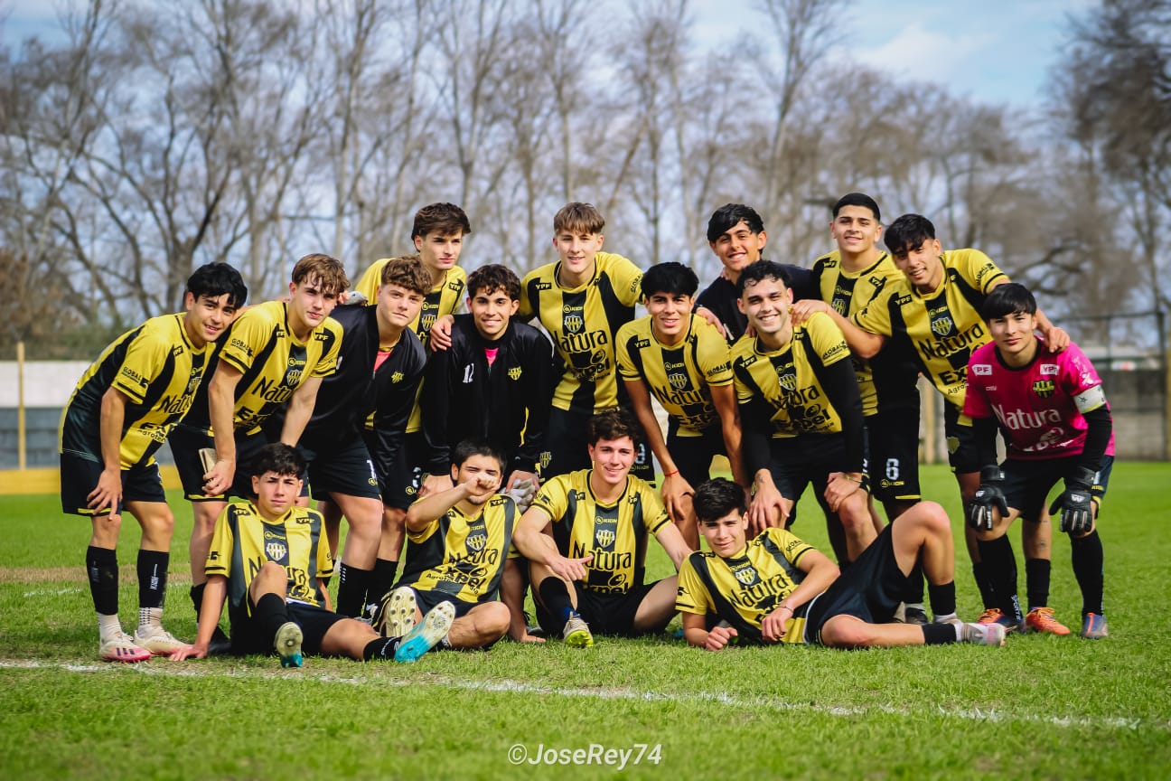 Acción Juvenil volvió a ganar y estiró su ventaja en la cima.