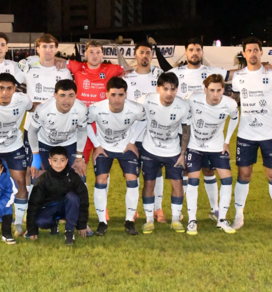 Atenas volvió a festejar y lo hizo de manera agónica. En una noche que parecía terminar en empate, el “albo” encontró en el último suspiro el gol que le permitió derrotar 2-1 a Kimberley de Mar del Plata, por la tercera fecha de la Zona B de la Fase Campeonato del Torneo Federal A.