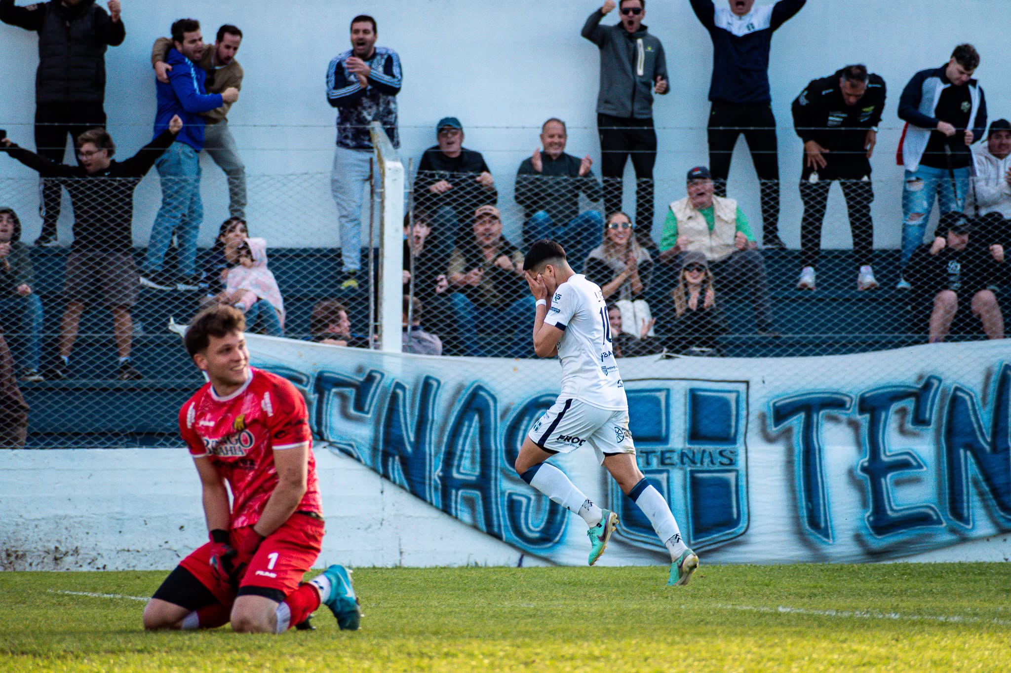 El delantero de Atenas, autor del gol de la victoria ante Olimpo, destacó la unión y la humildad del plantel tras el triunfazo que dejó al “Albo” tercero en la Zona B. Además, valoró su regreso a la titularidad, el acompañamiento de la gente.