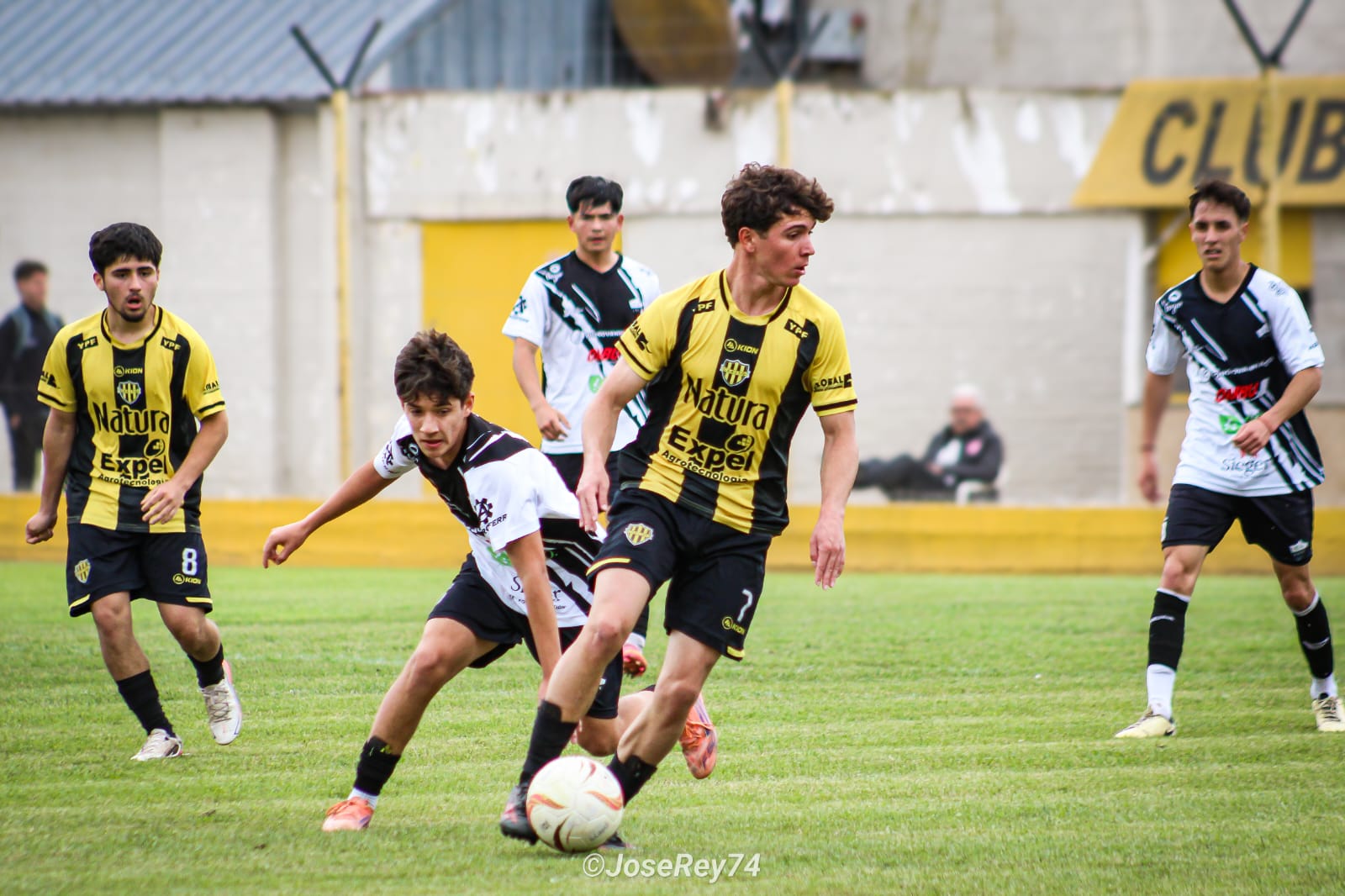 Acción Juvenil cedió puntos y Municipal volvió a acercarse.