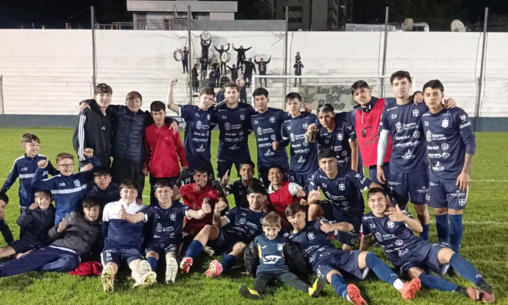 Atenas debutó con el pie derecho este jueves en la Copa Córdoba y, en su estadio, avanzó a la tercera etapa tras vencer en la definición por tiros desde el punto penal a Sarmiento de Pueblo Italiano.