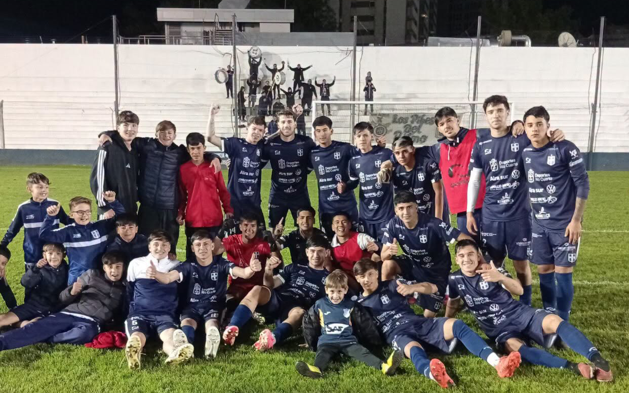 Atenas debutó con el pie derecho este jueves en la Copa Córdoba y, en su estadio, avanzó a la tercera etapa tras vencer en la definición por tiros desde el punto penal a Sarmiento de Pueblo Italiano.