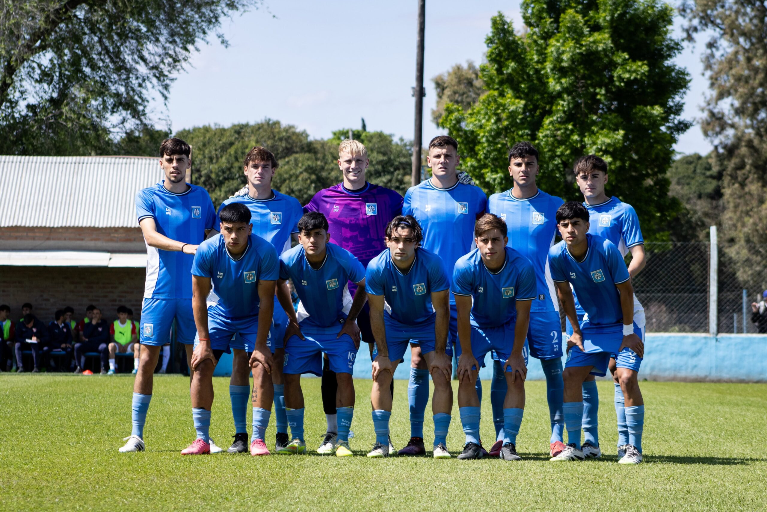 El Celeste cayó 2-1 ante el Rojo en el predio Aimar, por la fecha 14 de la Zona B del Torneo Proyección. El equipo riocuartense llevaba nueve partidos consecutivos sin perder y quedó quinto, fuera de los puestos de clasificación a cuartos de final.